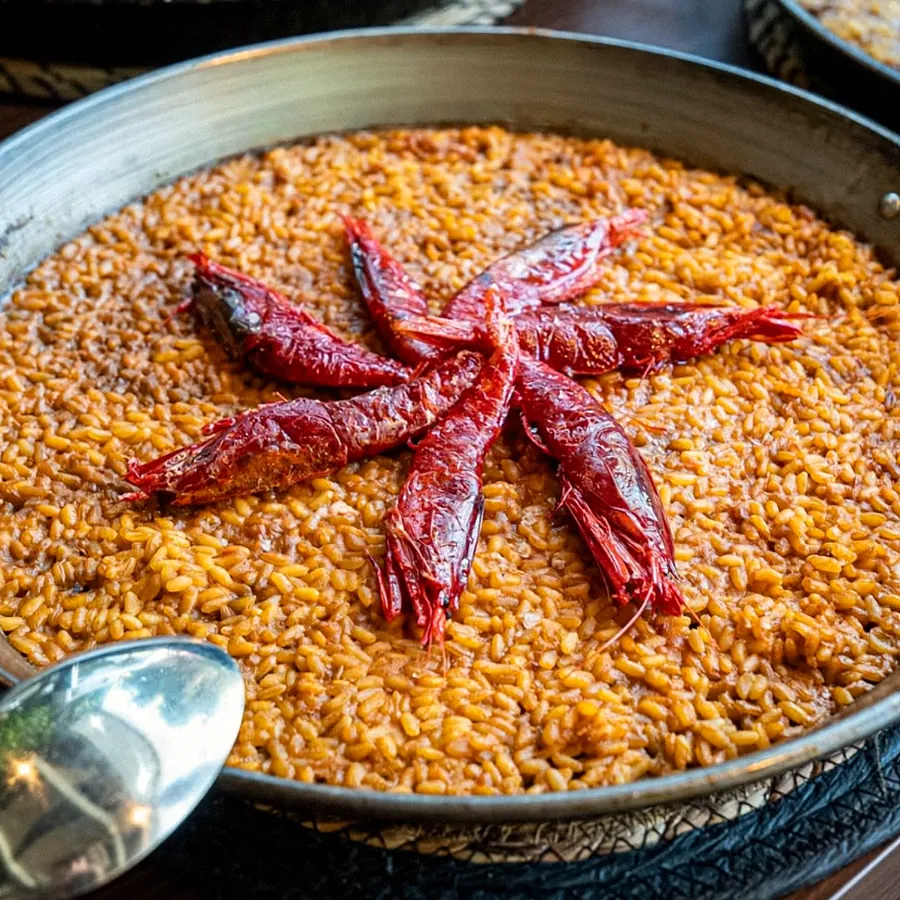 Arroz con carabineros en paellera