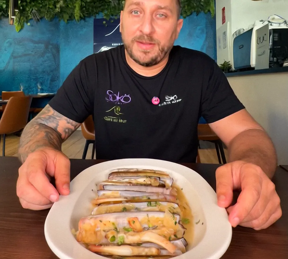 Plato fuera de carta servido en la sala, con la pared azul y las plantas al fondo